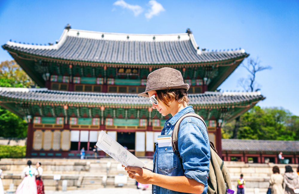 韓国旅行をする女性