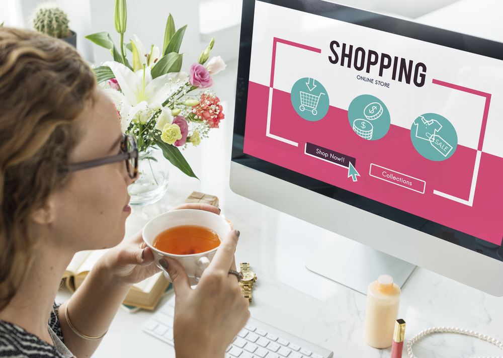 通販サイトで買い物する女性