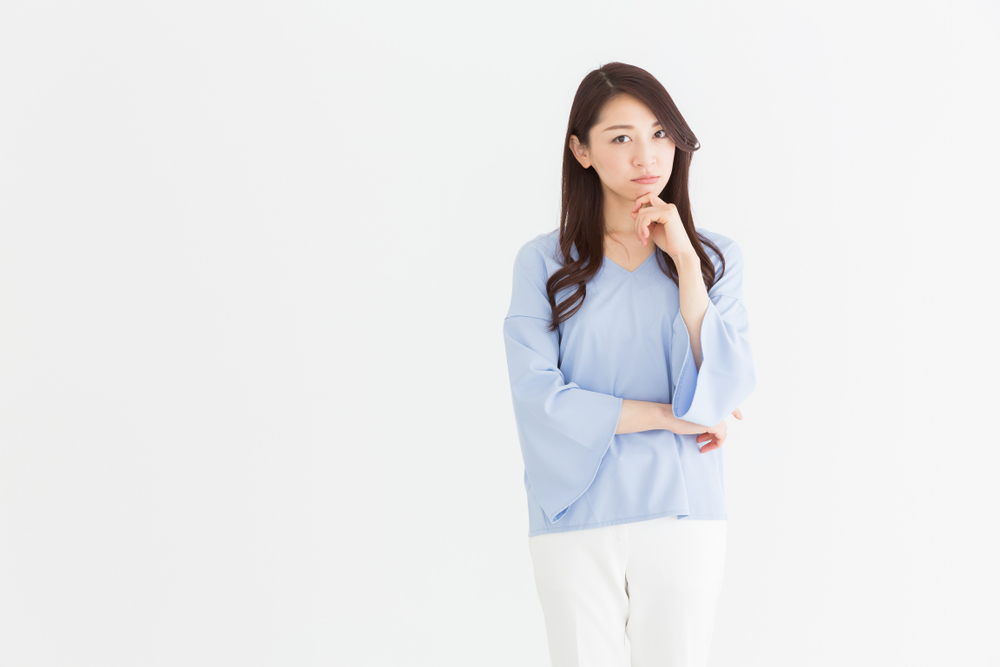 インターンの服装選びを悩む女性