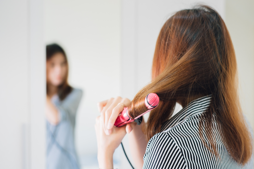 ヘアスタイリングする女性