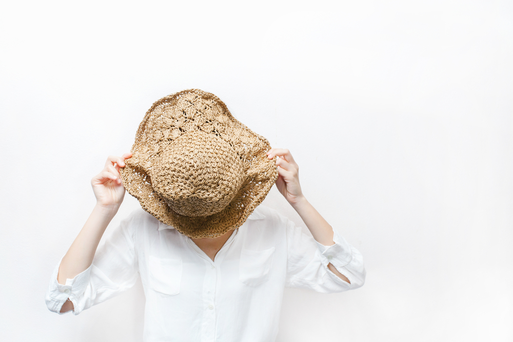 ストローハットを持った女性