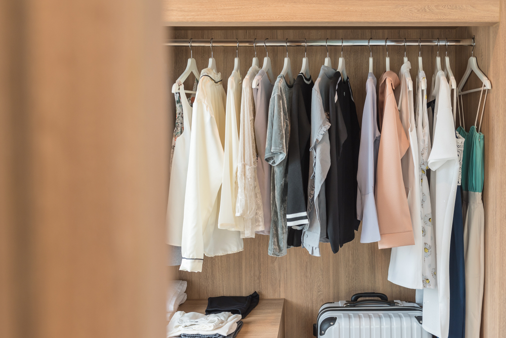 吊るした洋服の下の有効活用